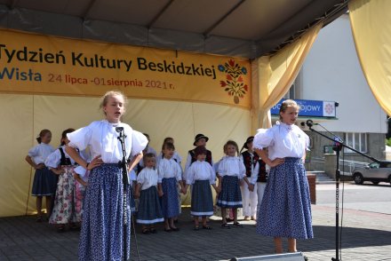Piąty dzień Tygodnia Kultury Beskidzkiej w Wiśle - występy na małej estradzie na Pl. B. Hoffa - Zespół Mała Wisła